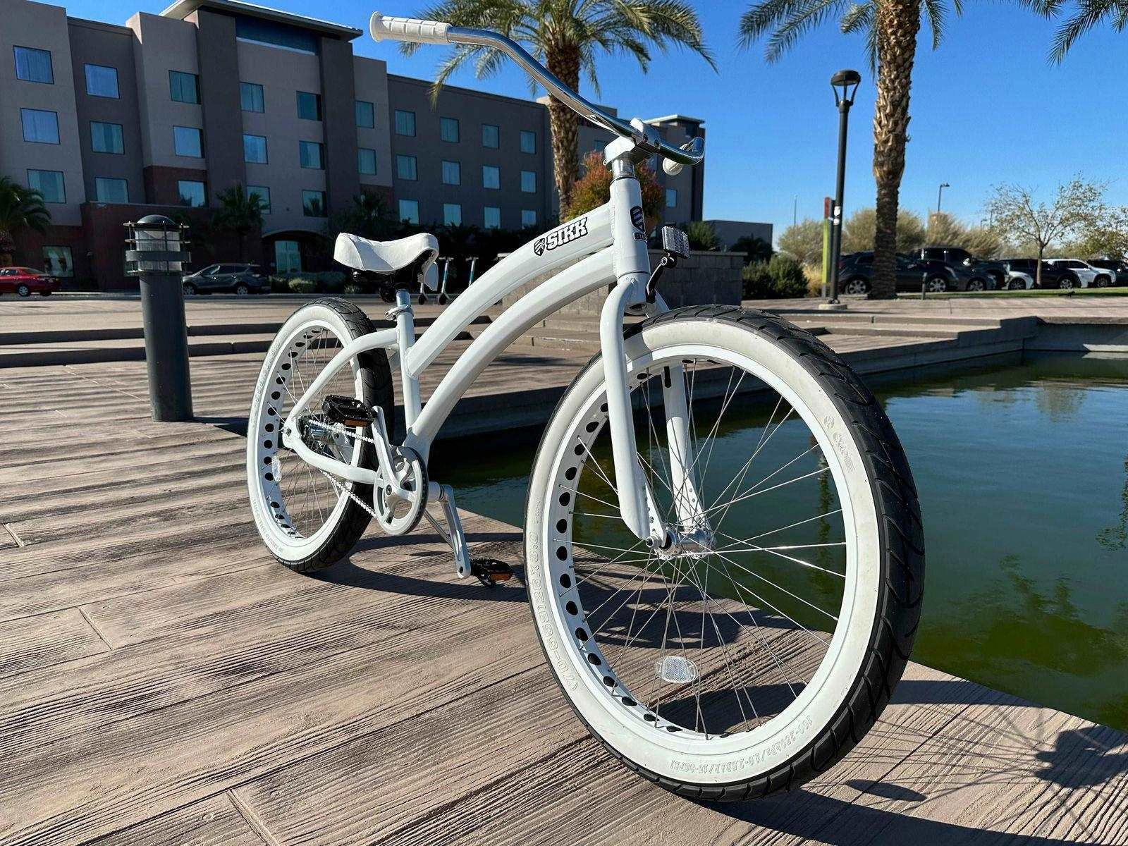 SIKK Wide Ride: Witte Damefiets, Single Speed, Aluminium Frame, Chic Wielen & Banden! Lekker Cruisen!